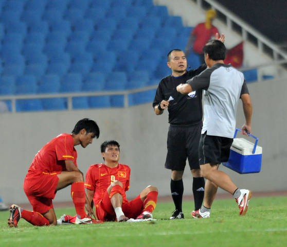 Sau một pha va chạm với cầu thủ Indonesia, Công Vinh tỏ ra hết sức đau đớn.